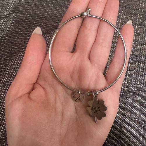 Good luck bracelet like new, silver color