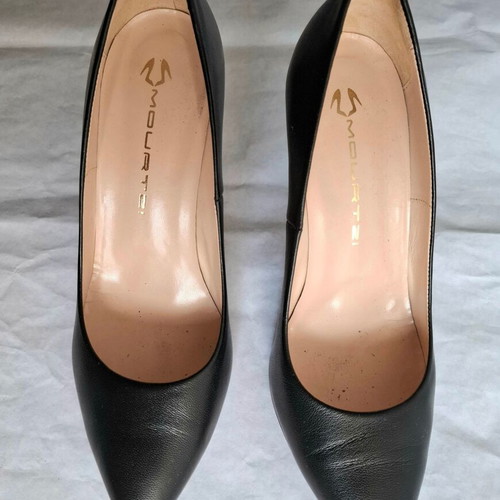Mourtzi black leather pumps size 40 like new, 8.5cm heel