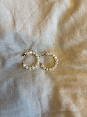 Pearl hoop earrings like new
