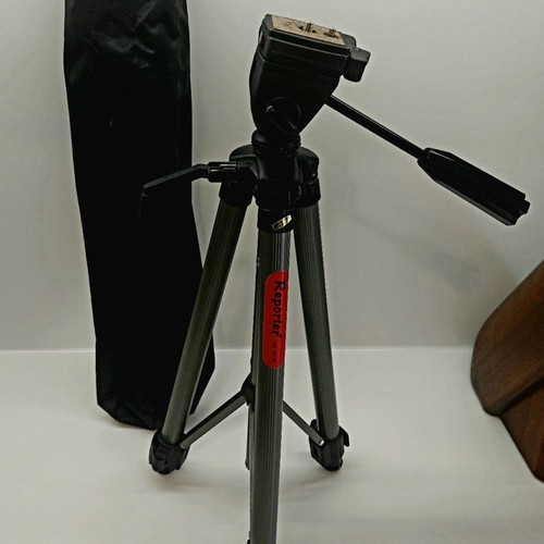 Reporter photographic tripod used with case