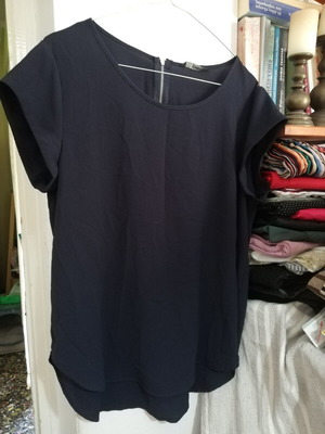 Only navy blue top size 40 like new, viscose
