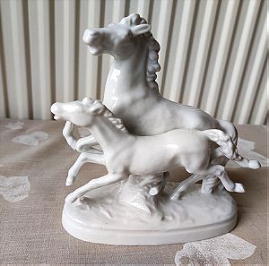Καλπάζοντα άλογα. Σε σχέδιο του Kurt Stainer. Wallendorf porcelain Germany του 1965. Μήκος 14 εκατοστά, ύψος 16 εκατοστά