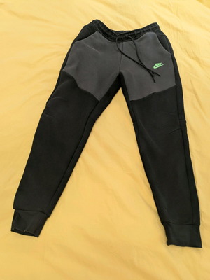Nike Tech Fleece панталон като нов, черен и сив, размер M