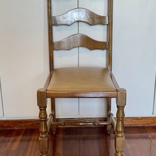 Wooden classic chair used with leather seat