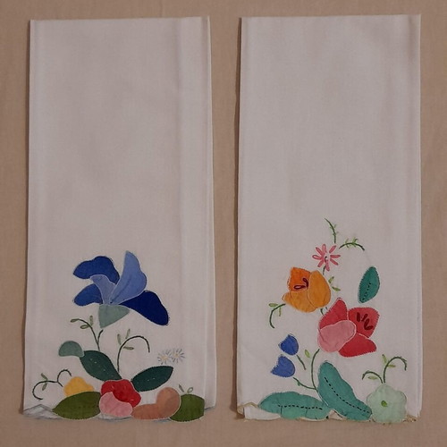 Vintage cotton towels set of 2 with colorful appliqué flowers