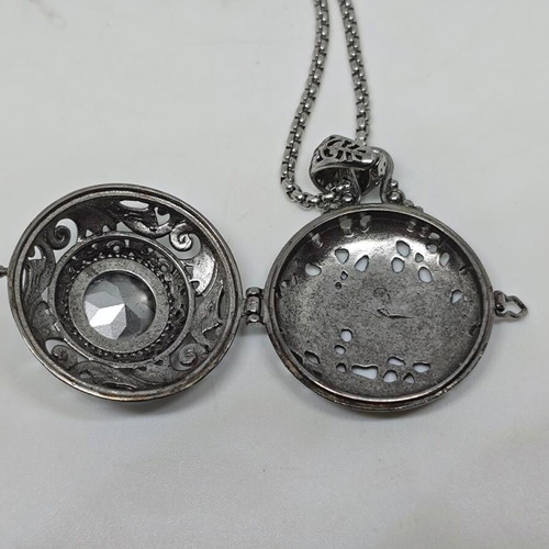 Locket pendant with green crystal vintage like new