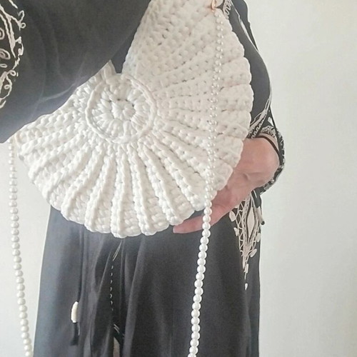 Handmade knitted bag shell shape with pearl strap, new, white and gold