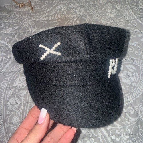 Capy r b hat like new, black