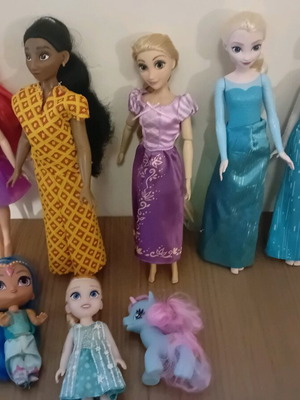 Disney dolls used, pack with Ariel, Elsa and others