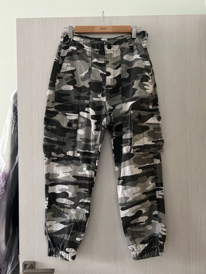 Bershka cargo παντελόνι παραλλαγής μεταχειρισμένο, μέγεθος M
