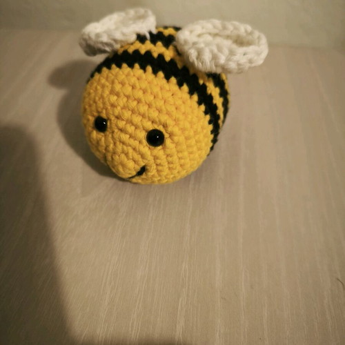 Knitted handmade bee with cotton yarn new