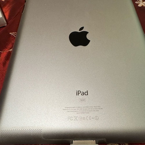iPad 3 model A1416, 16GB, Wi-Fi with Apple Digital AV Adapter