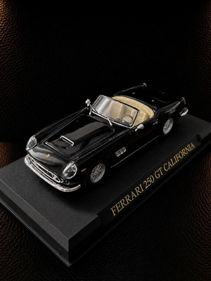 Ferrari 250 GT California 1:43 collectible model like new