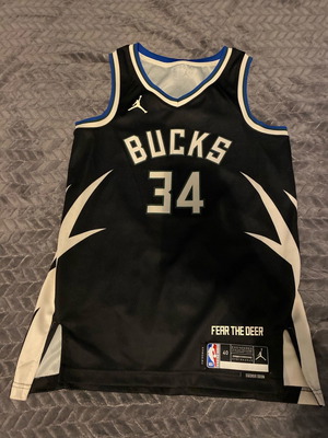 Milwakee Bucks jersey 2022/23 σαν καινούργιο, μέγεθος Small