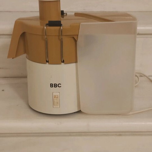 Juicer used with plastic waste container