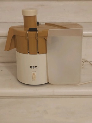 Juicer used with plastic waste container