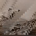  Σχετικά μικρή, παλιά, ασπρόμαυρη φωτογραφία με βάρκα στη θάλασσα και δύο άντρες εν ώρα εργασίας.