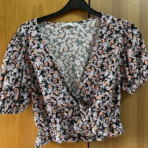 Floral crop top medium, like new with elastic waist and sleeves