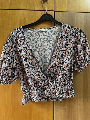 Floral crop top medium, like new with elastic waist and sleeves