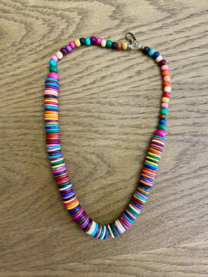 Short necklace like new, multicolored