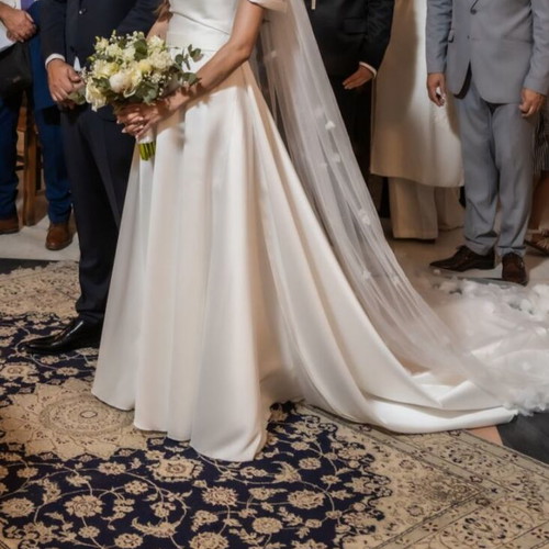 Mikado wedding dress like new with slit and veil