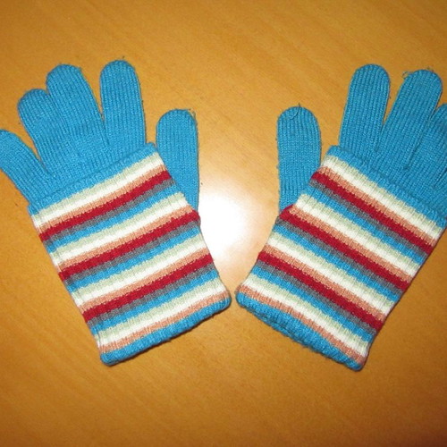 Blue gloves, ski hat and gaiters like new