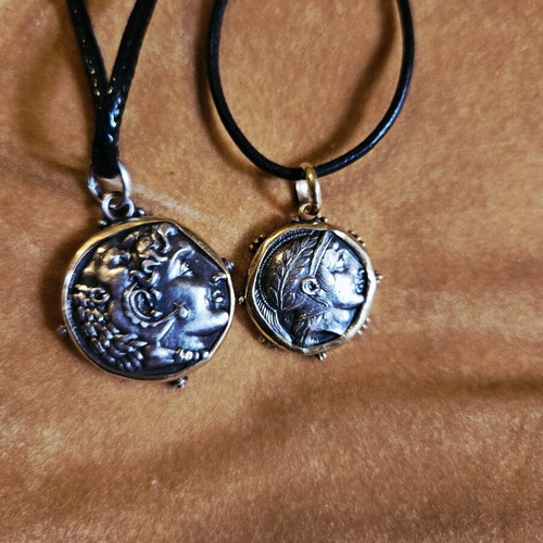 Set of coin replica pendants with 585 gold and silver like new