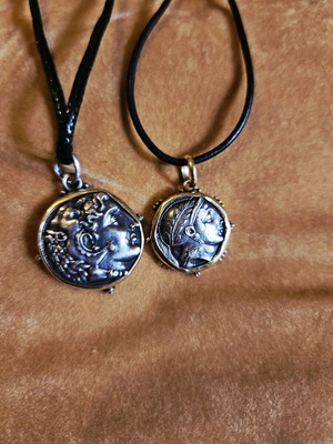 Set of coin replica pendants with 585 gold and silver like new