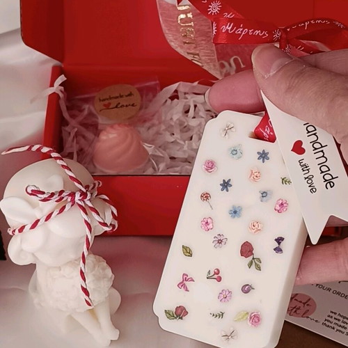 Decorative gift set candle girl with rose bouquet and lilac tablet new