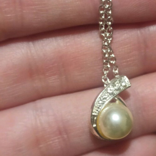 Avon jewelry set with faux pearls and rhinestones like new