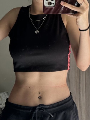 Crop top μαύρο και κόκκινο με λευκές ρίγες Pull & Bear αφορετο