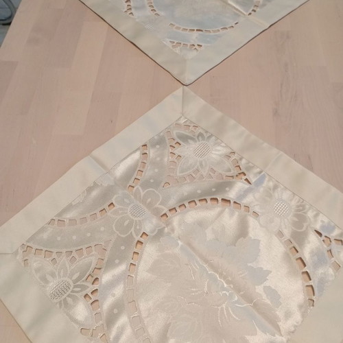 Set of 7 satin tablecloths and napkins cream new