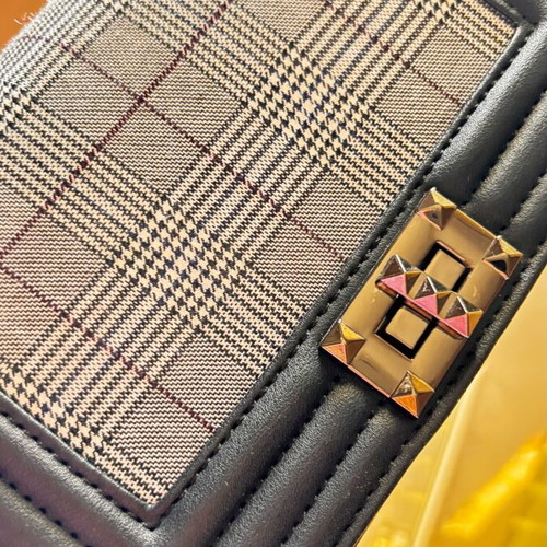 Women's shoulder bag like new, black and white plaid with chain