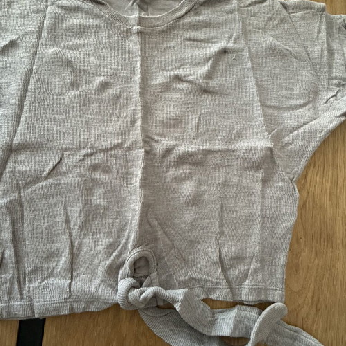Badila t-shirt crop top with tie at bottom, grey