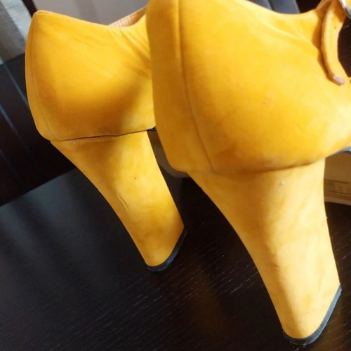 Carisa yellow suede sandals size 39 like new with thick heel