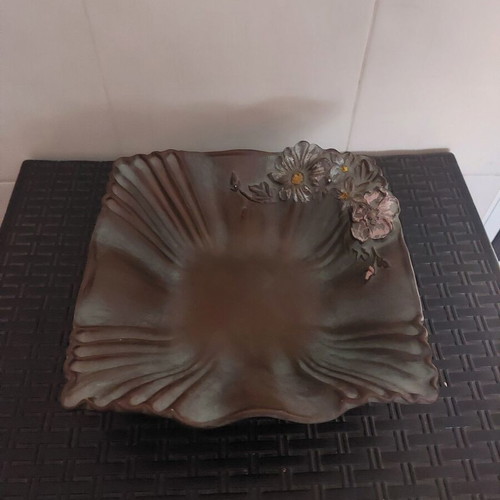 Table ceramic decor with embossed flower design new