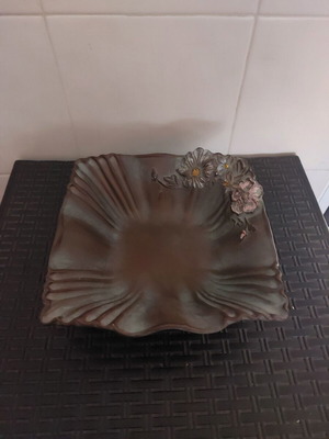 Table ceramic decor with embossed flower design new