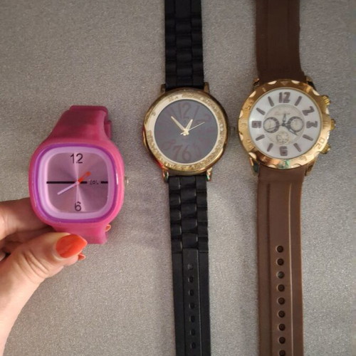Women's wristwatches like new, pack of 4 with silicone straps black and pink