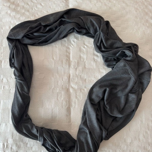 Double neck gray scarf like new