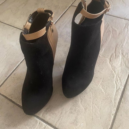 Migato ankle boots new, black suede with beige leather and strap