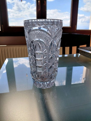 Crystal vase 21 cm tall like new