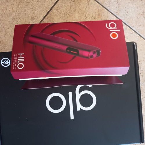 Glo electronic device with charging cable and cleaning brush