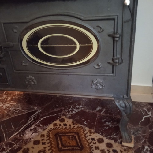 Cast iron stove used with accessories, dimensions 87x51x70 cm