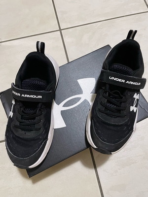 Under Armour sneakers used, size 35, black