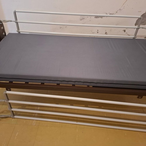 Hospital bed like new with mattress