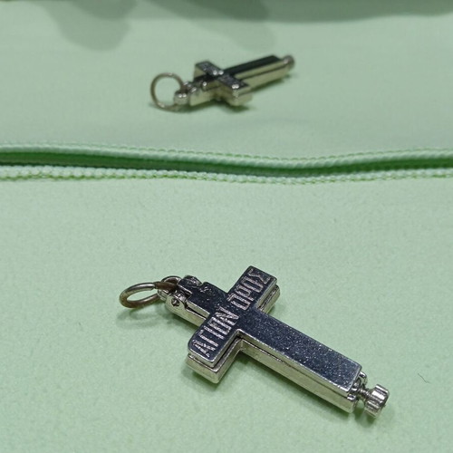 Silver cross with case for holy wood like new