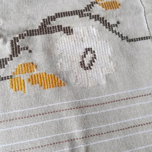 Embroidered ecru woven table runner with handmade lace new