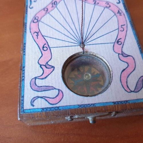 Magnetic solar wooden diptych compass