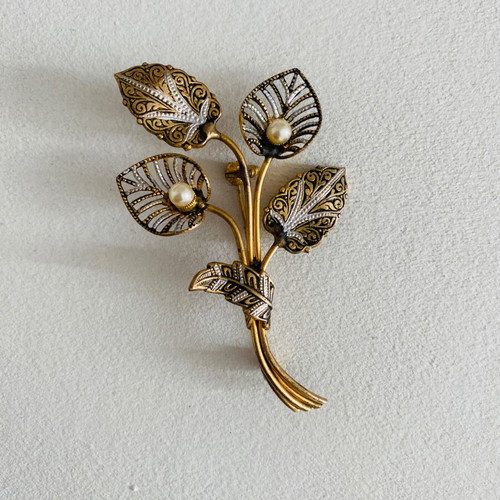 Damascene style Toledo pin used, black and gold colors