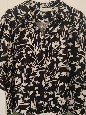 See U Soon Black Floral Short Sleeve Cropped Shirt Like New, Size L